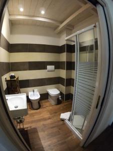 卡拉·利贝罗托Villa La Conchiglia Rooms的一间带水槽、卫生间和淋浴的浴室