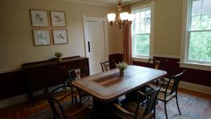 夏延Governors Home的一间带木桌和椅子的用餐室