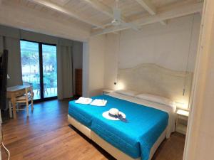 卡拉·利贝罗托Villa La Conchiglia Rooms的一间卧室,配有一张床,上面有帽子