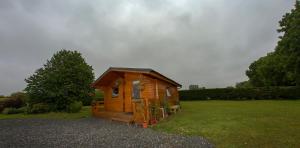 克兰The Cabin @ Willowmere (Garden Log Cabin)的草场上的小木屋
