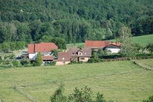 马尔穆捷Notre Rêve - Chambre d'hôtes的绿色田野中间的房子