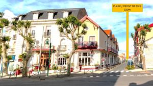 沙特拉永普拉日LOGIS Hotel Majestic Chatelaillon Plage - La Rochelle的街道上,有建筑和街道标志的街道