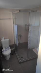 阿尔加拉斯蒂villa Belian 3的一间带卫生间和玻璃淋浴间的浴室