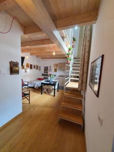 巴里Arco Della Neve Guest House的一间设有楼梯的房间和一间客厅