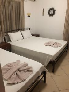 欧拉努波利斯Hotel Avra的客房内的两张床和毛巾