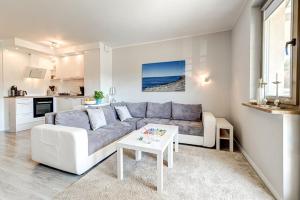 斯维诺乌伊希切White Apartment Swinemünde的客厅配有沙发和桌子