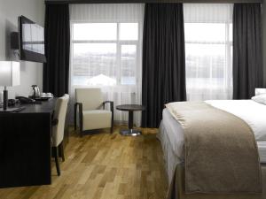 阿克雷里凯亚凯亚酒店的酒店客房设有一张床、一张书桌和窗户。