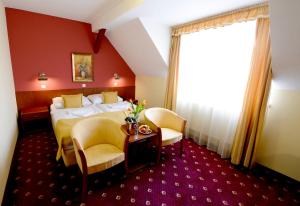 佩济诺克泰丽亚酒店的酒店客房,配有一张床和两把椅子