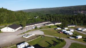 摩城Bech's Hotell & Camping的停泊在野外的车辆从空中欣赏营地景色