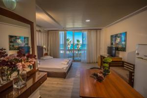 罗希姆诺西奥海滩酒店式公寓的酒店客房设有床和客厅。