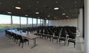 丁克尔斯比尔Meiser Design Hotel的一间会议室,配有长桌子和椅子