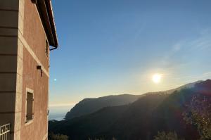 蒙特罗索阿尔马雷Agriturismo Missanega的享有日落和山脉美景