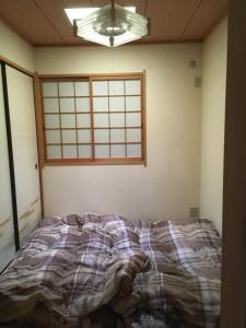 大阪SUMIDA的窗户客房内一张未铺床