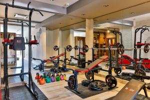 布德瓦Boutique Hotel Tate By Aycon的健身房拥有许多跑步机和机器