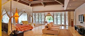 乌布Ayurvedagram Bali的客厅配有床和沙发