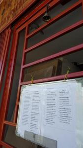 拉瑙拉劳背包客旅馆 的前面有标志的窗户