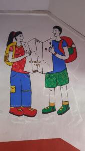 拉瑙拉劳背包客旅馆 的一张三人的画,上面有一张地图