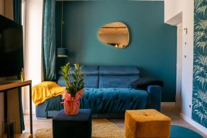 滨海萨纳里coeur de ville t2, terrasse, clim tt équipe, parking的蓝色的客厅配有沙发和镜子