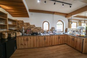 莱尔莫斯戈尔尼豪克莫斯膳食酒店的厨房配有木制橱柜和台面