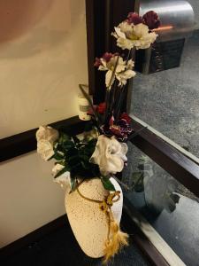 格伦因尼斯安娜贝拉格伦斯尼斯汽车旅馆的花瓶,花朵在镜子前