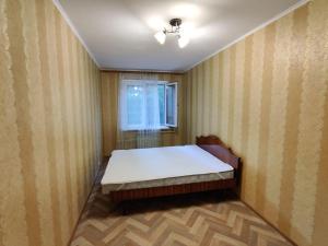 敖德萨Filatov apartment的小房间设有一张带窗户的床