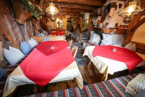 莱尔莫斯戈尔尼豪克莫斯膳食酒店的两个桌子,在房间里放红伞