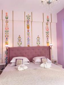 圣加利尼Rozmari and Spa的一间卧室设有一张紫色墙壁的大床