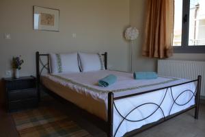 里科索翁Lotus Sea View Apartments的一间卧室配有一张带白色床单的床和一扇窗户。