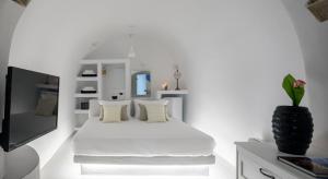 White Dream Suites客房内的一张或多张床位