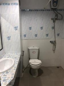 乔木提恩海滩芭堤雅蓝色花园度假宾馆的一间带卫生间和水槽的浴室