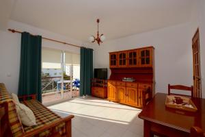 阿玛考德佩拉Casa Fragata B的客厅配有沙发和桌子