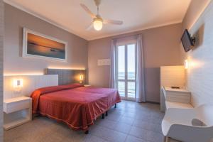 阿拉西奥Hotel Danio Lungomare的一间卧室设有红色的床和窗户。
