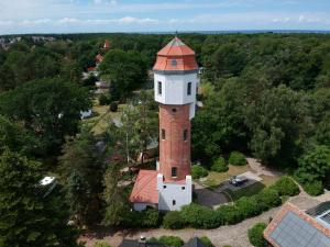 格拉尔-米里茨Historischer Wasserturm von 1913的享有大楼空中美景,设有塔楼