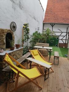 MalschGasthaus Zur Rose的庭院配有桌椅和壁炉