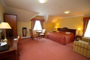 巴利巴宁第19高尔夫小屋旅馆的酒店客房带一张床、一张桌子和椅子