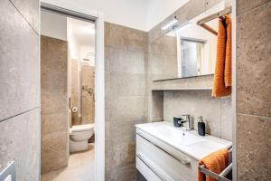 罗马Novembre 152 Apartment的一间带水槽和卫生间的浴室