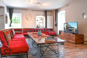 LontzenLandhaus Lontzen的客厅配有红色沙发和咖啡桌
