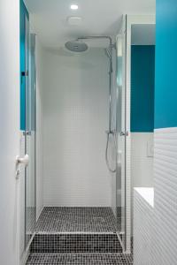 巴黎NEW - Superbe 1 Bdr Appt - Design 60'S - Paris 15e的浴室里设有玻璃门淋浴