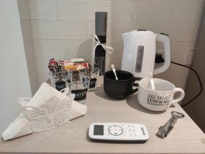 菲乌米奇诺Fiumicino Dream & Fly 2的一个带咖啡壶和遥控器的台面