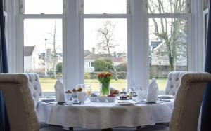 斯佩河畔格兰敦Mount Barker的一张桌子,上面有白色的桌布和食物