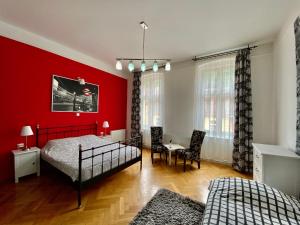 布拉索夫Casa Balcescu的一间卧室设有一张床和红色的墙壁