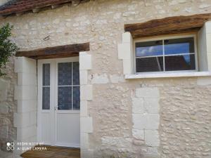 Civray-de-TouraineGîte L'atelier的白色门和窗户的房子