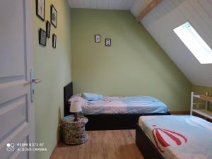 Civray-de-TouraineGîte L'atelier的阁楼卧室设有两张单人床