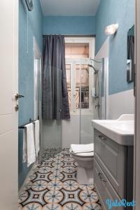 特拉维夫YalaRent Boutique Apartments in Jaffa's Flea Market的浴室拥有蓝色的墙壁,设有卫生间和淋浴。