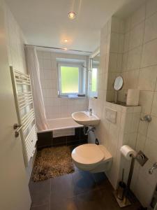 卡塞尔Steinweg 7 Ferienwohnung的浴室配有卫生间、盥洗盆和浴缸。
