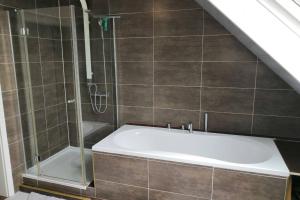BohmteBohmte Zuhause mit Aussicht的带淋浴和浴缸的浴室