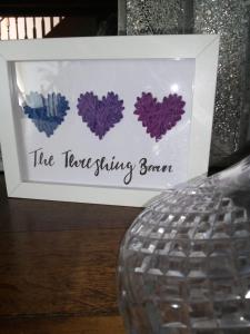哈罗盖特时瑞赛巴诺公寓的一张白盒子里四颗紫色心的照片