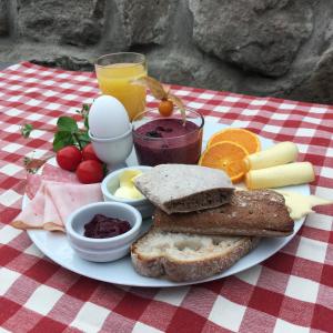 BoarpHillesgården的野餐桌上的一盘早餐食品