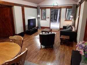 奇德尔Wyldwood Lodge的客厅配有沙发和桌子
