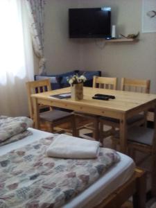 毛科Csilla Apartman的配有桌子和桌椅的房间